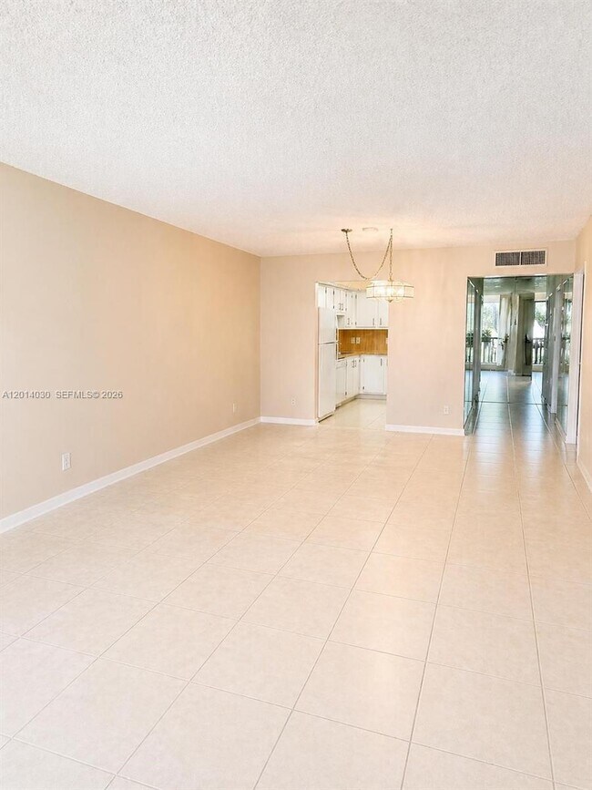 Building Photo - 900 St Charles Pl