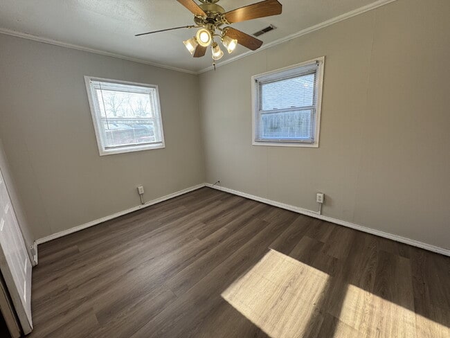 Building Photo - A MUST-SEE HOME IN SPRINGFIELD 2 BEDROOM 1 BATH GEM!