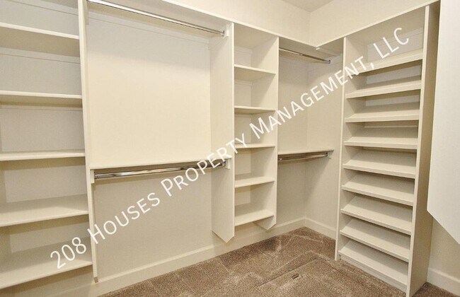 Building Photo - Immaculate Single-Level Home