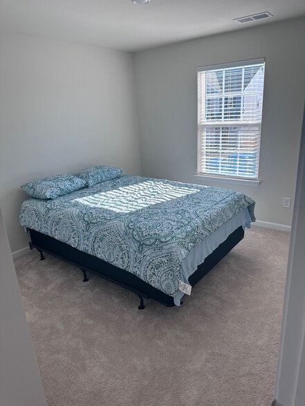 Building Photo - Room in House on Runner Stone Ln