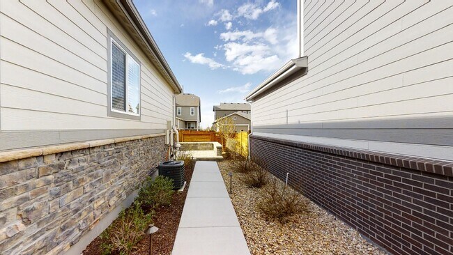 Building Photo - 511 E Hinsdale Ave