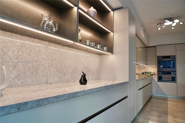 Building Photo - 1300 Brickell Bay Dr