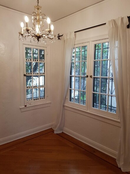 Building Photo - 333 N Sycamore Ave