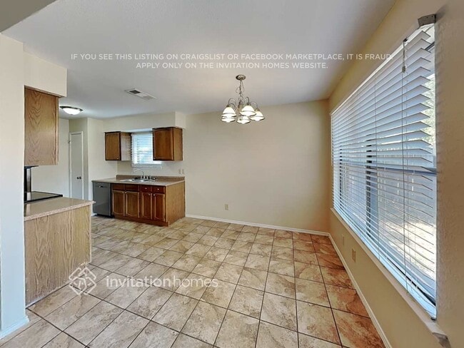 Building Photo - 1229 N Creek Dr