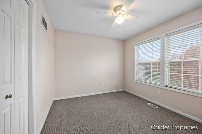 Building Photo - 5686 E Falling Leaf Dr SE