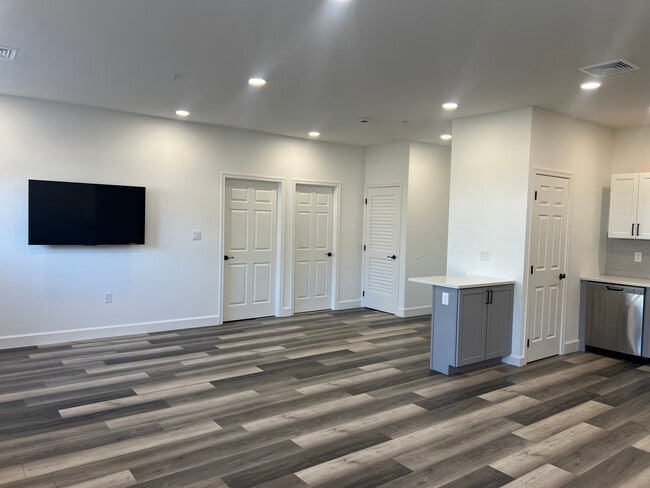 Building Photo - 24 S Elm St