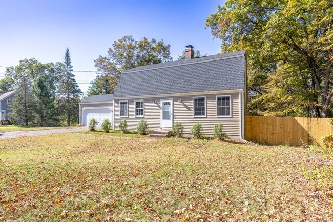 Building Photo - Charming 4 Bedroom Colonial with Updated K...
