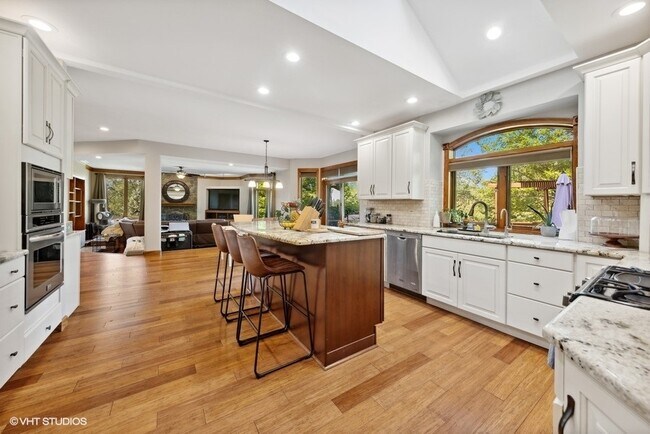 Building Photo - 905 Shelly Ln