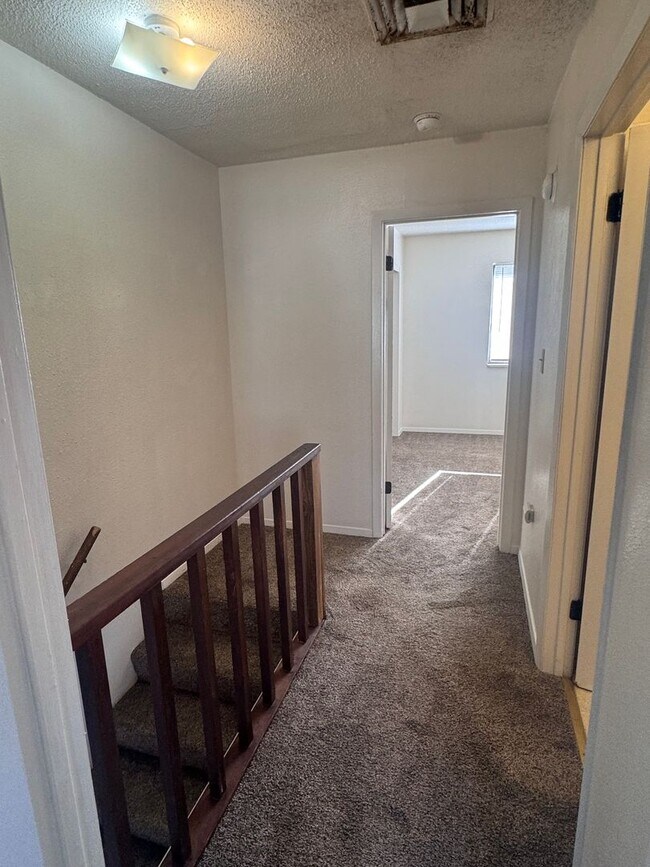 Building Photo - 2 Bed, 1 Bath, 2 Story Townhouse!!!