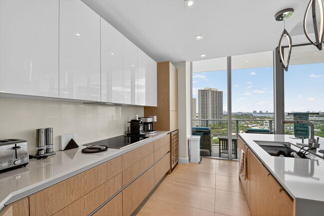 Building Photo - 3100 N Ocean Dr