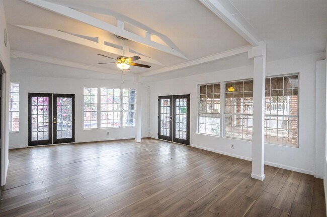 Building Photo - 1420 Corpus Christi St