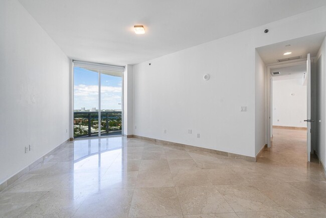 Building Photo - 16001 Collins Ave