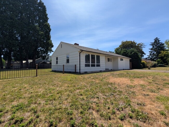 Building Photo - Nice 3 bed/1 bath with large backyard and ...
