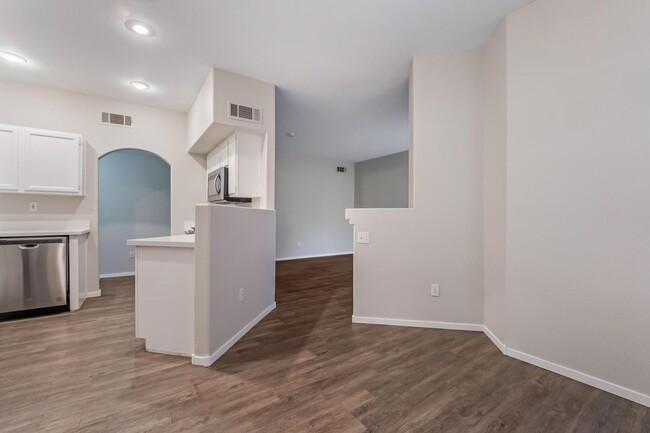 Building Photo - Amazing Remodeled Condo in guard gated Sed...