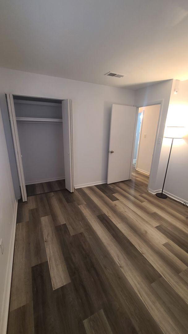 Building Photo - Fully Renovated 3/1 with huge fenced-in ba...