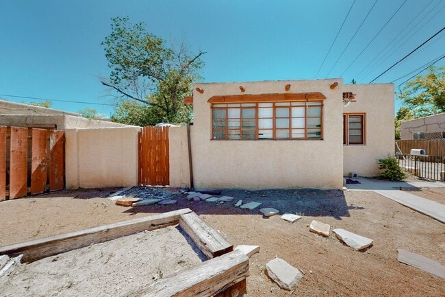 Building Photo - 212 Mesa St SE