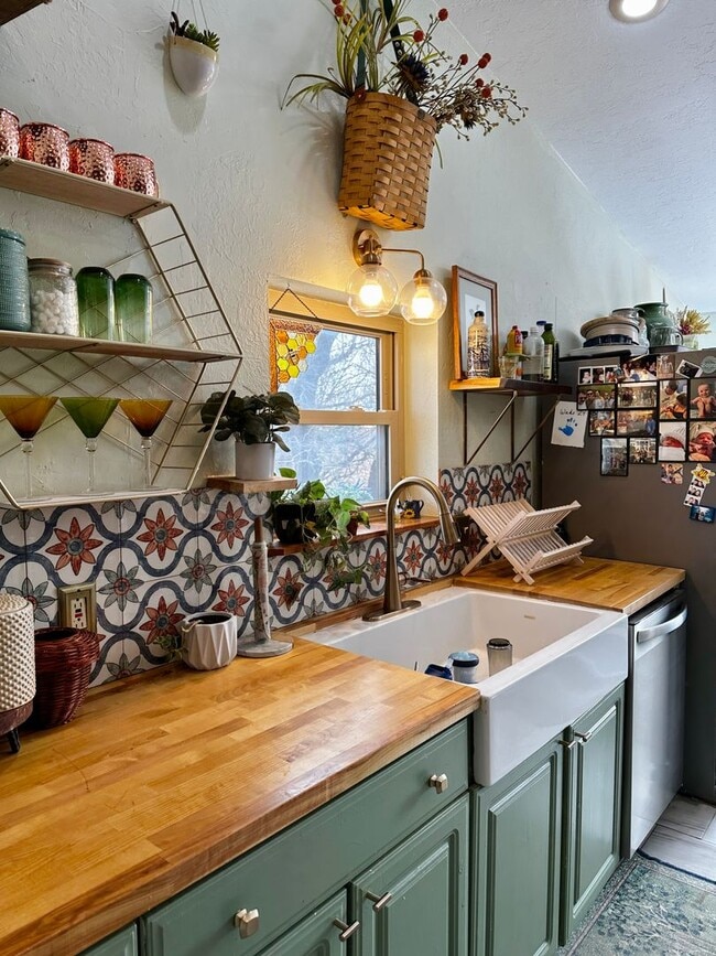 Building Photo - Rustic Charm