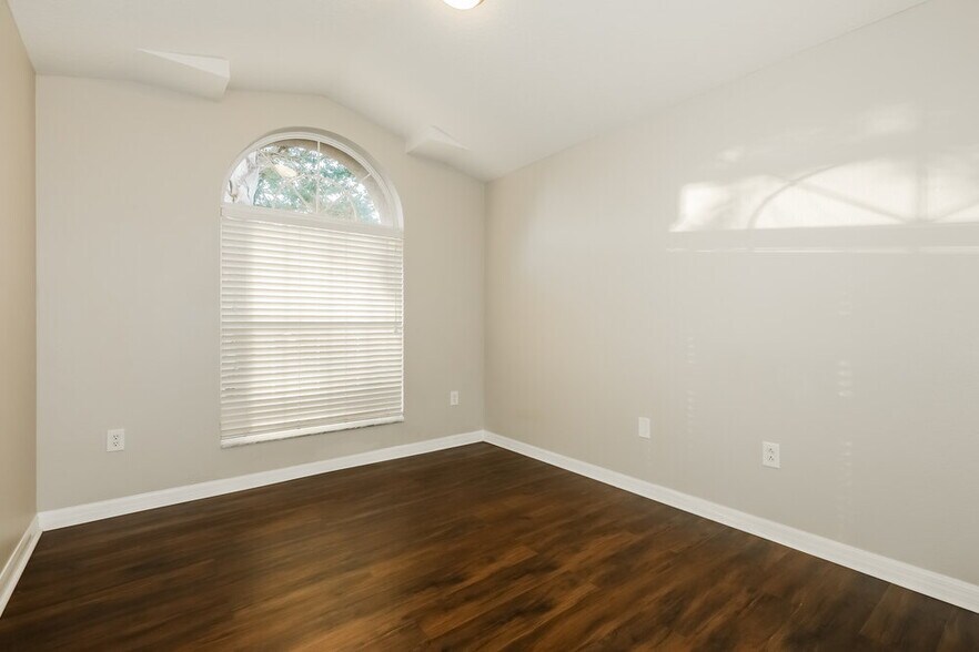 Building Photo - 905 15th St NE