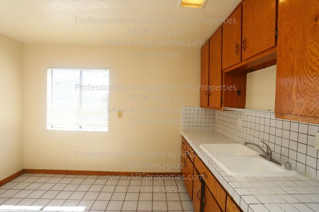 Building Photo - 830 E Anaheim St
