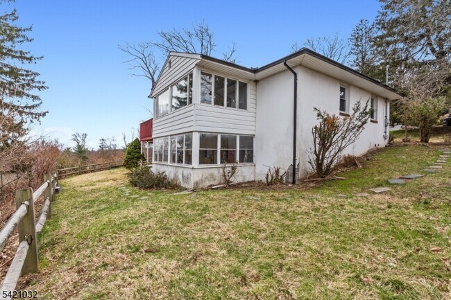 Building Photo - 145 Highview Terrace