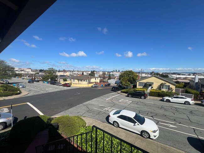 Building Photo - Beautiful 3 bed 2 bath Belmont home with amazing views. This is a must see!