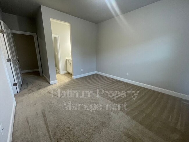 Building Photo - 5180 Mirror Lake Dr