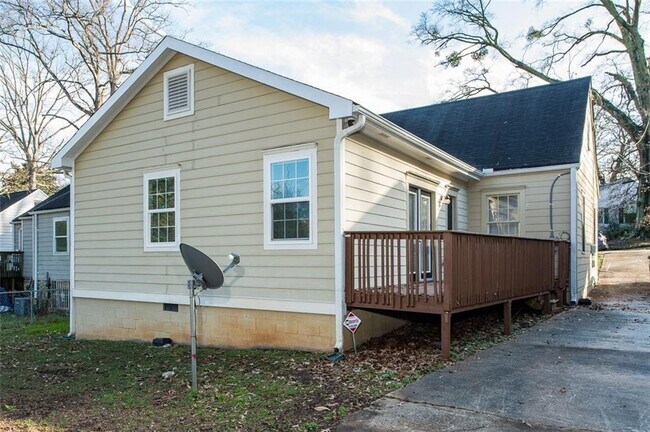 Building Photo - 1095 Deckner Ave SW
