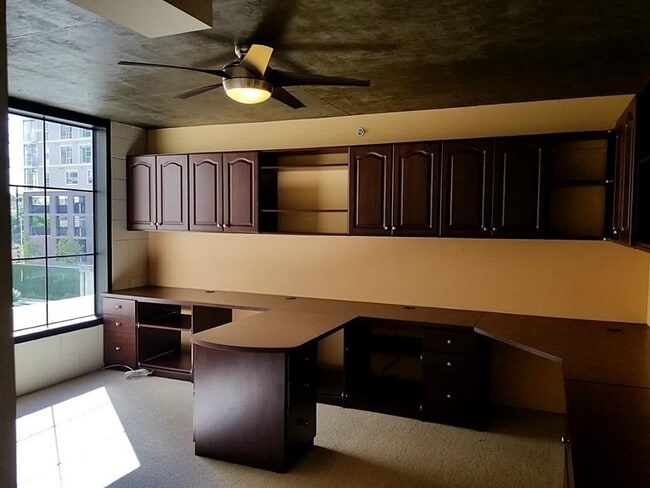 Building Photo - 1005 S Shepherd Dr