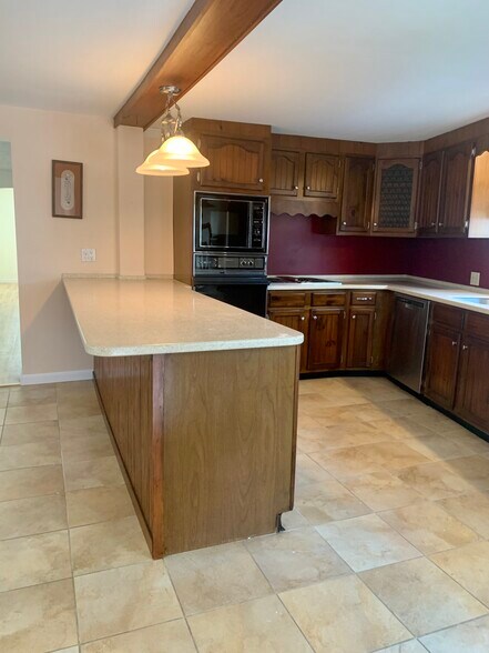 Building Photo - 84 Maple St