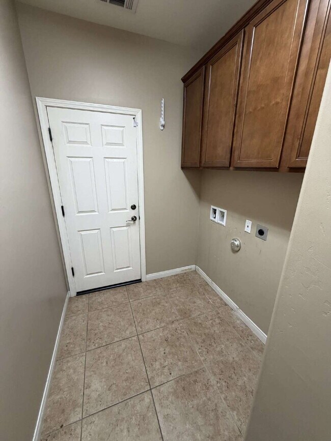 Building Photo - 3 Bedroom, 2 Bathroom Home with Spacious Open Floor Plan & RV Parking