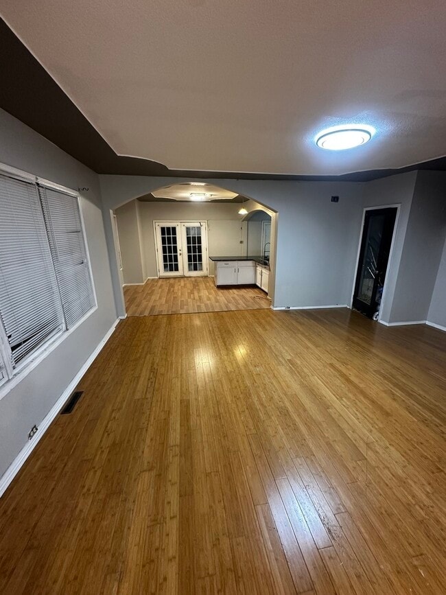 Building Photo - 435 S Poplar Ave