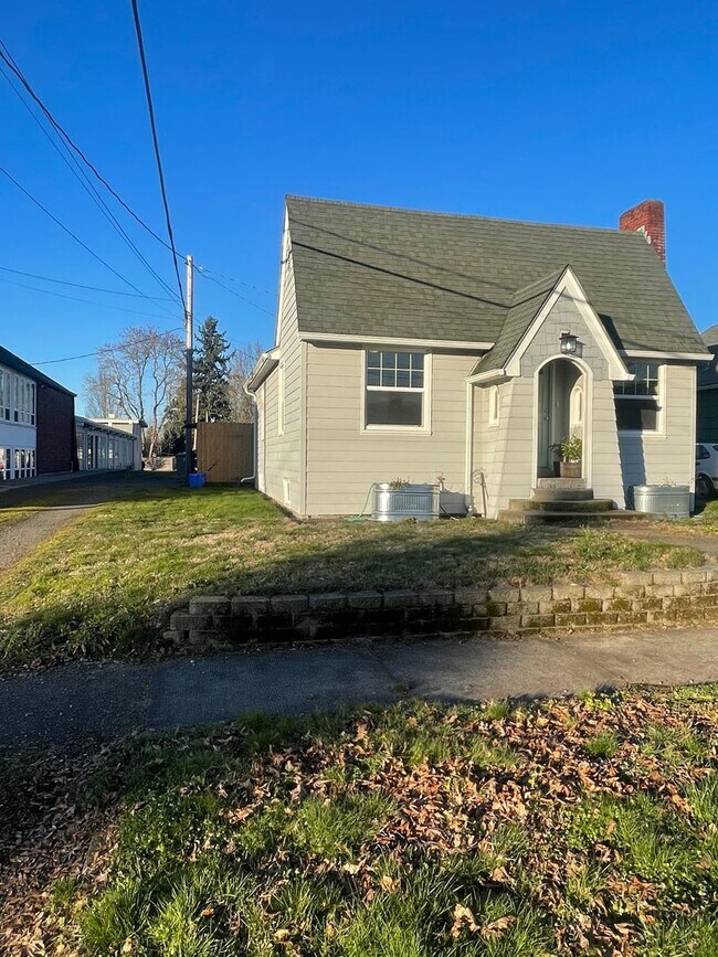 Building Photo - **MOVE IN SPECIAL!** Large 2 Bedroom with Bonus Space!