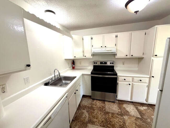 Building Photo - 50 Hawthorne Cir
