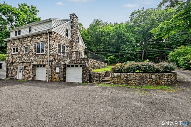 Building Photo - 10 Old Hawleyville Rd