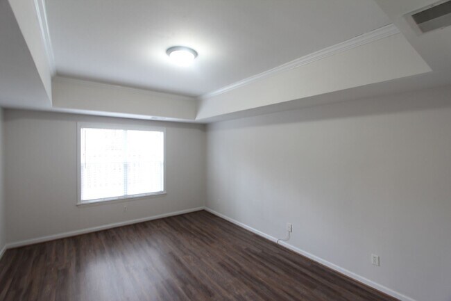 Building Photo - Wonderful and Large 3 Bedroom 2.5 Bath Townhome w/Garage