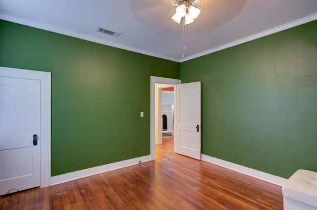 Building Photo - 818 Elmwood St