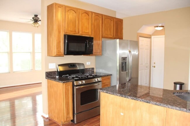 Building Photo - Beautiful 3 Bed/2.5 Bath Townhome Located in Carpentersville!