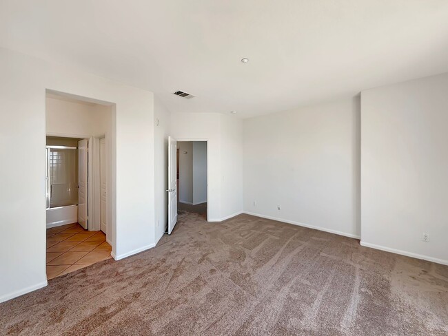 Building Photo - Great 4B/2.5BA Townhome in Santaluz!