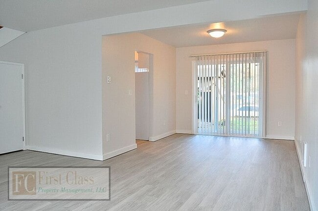 Building Photo - 2725 Maywood Dr