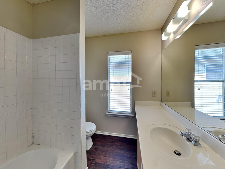 Building Photo - 438 Terra Cotta