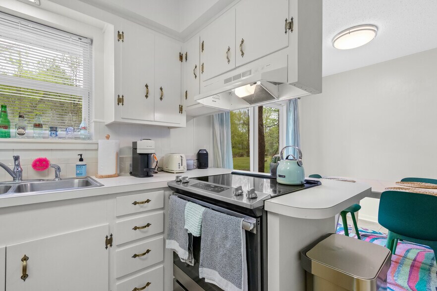 Building Photo - 840 W Davis St