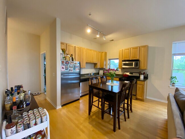 Building Photo - 2915 N Clybourn Ave