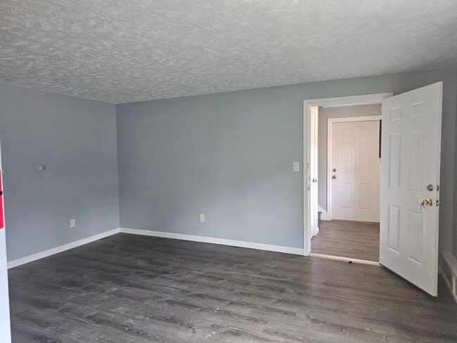 Building Photo - 2 bedroom 1 bath apartment located in Bell...