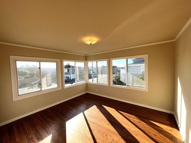 Building Photo - GORGEOUS, BEAUTIFULLY MAINTAINED 3 BED/2 B...