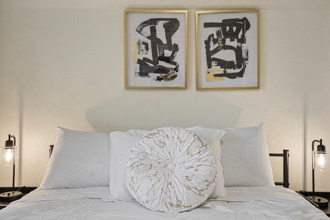 Building Photo - 366 N Hemlock Ave