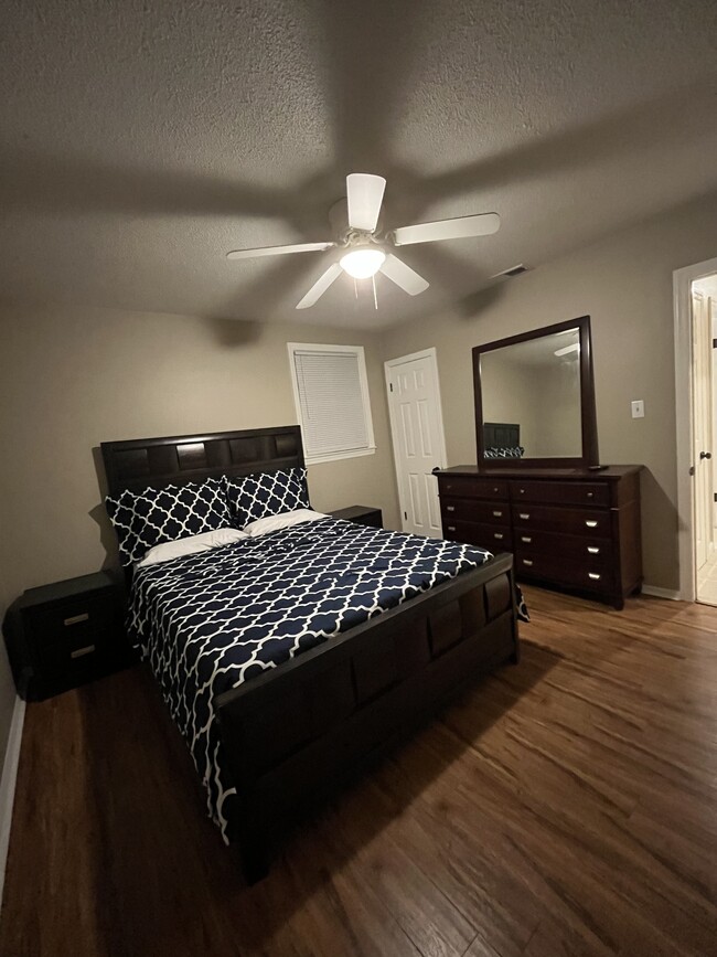 Queen bed - 415 Rogers Rd