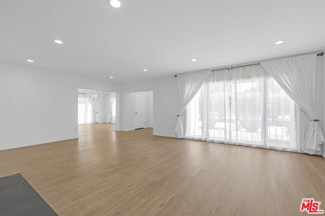 Building Photo - 621 N Bedford Dr