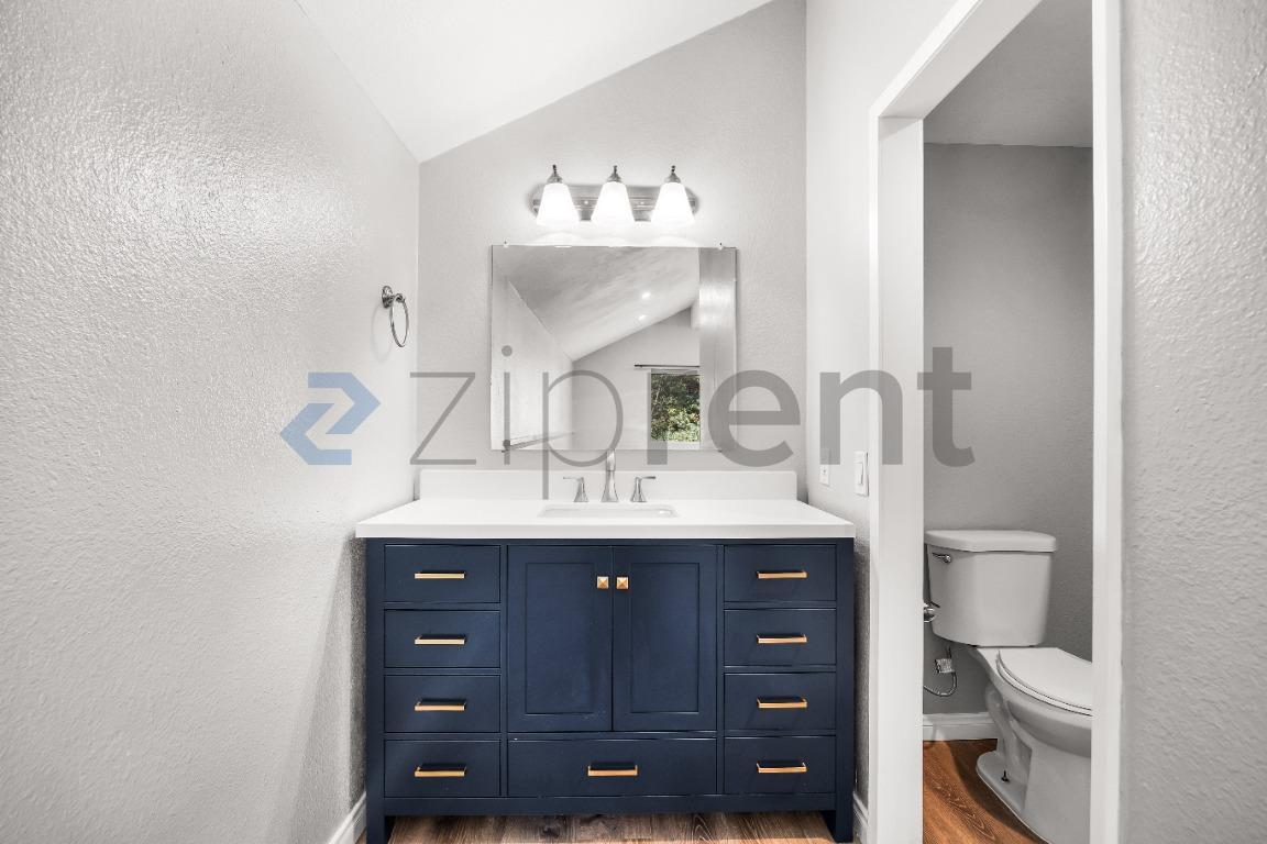 Building Photo - Unit A