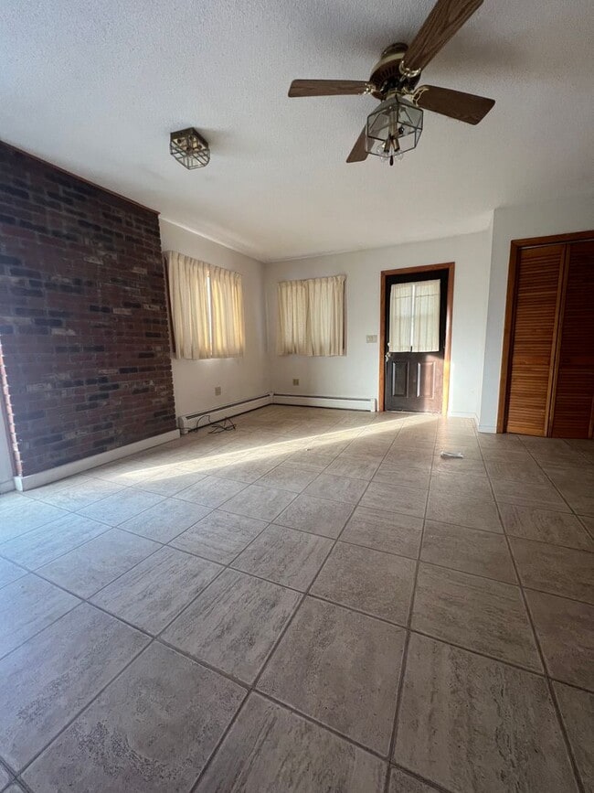 Building Photo - Spacious 3 Bedroom Home Available Septembe...