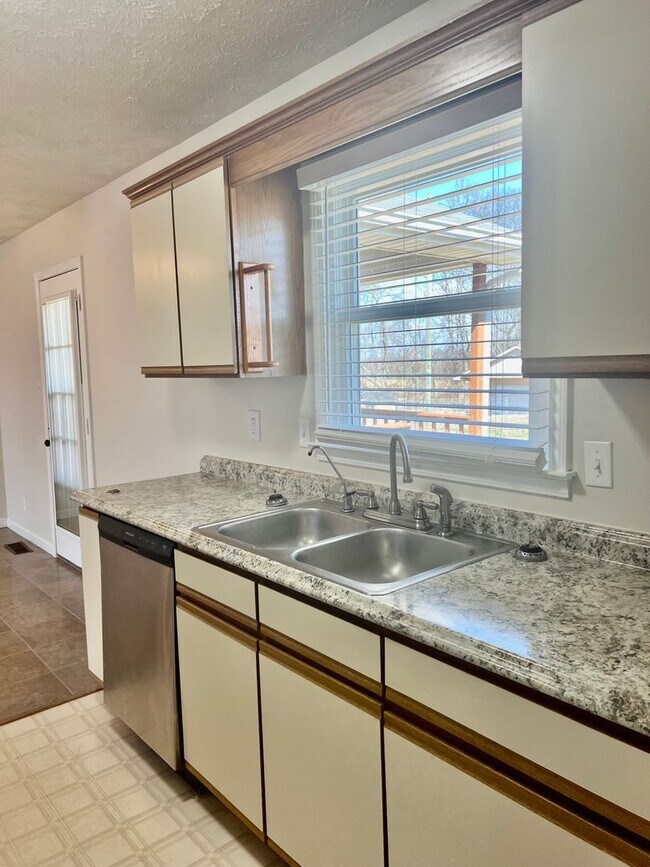 Building Photo - COMING SOON! 3 Bedroom, 2 Bath Home off Ne...